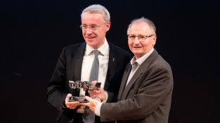 El director de cassadigital, Joan Carles Codolà, rep de mans del diputat Albert Piñeira, el guardó