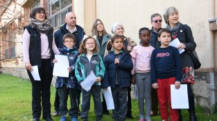 L'Escola Puig d'Arques planta la prunera de la pau