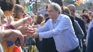 El President Torra, saludant als assistents en arribar a l'acte de Perpinyà