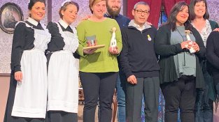 L'actriu cassanenca Sara Blanquera, amb el guardó concedit a Santa Perpètua