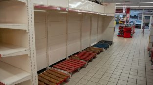 Als supermercats  encara hi ha algunes prestatgeries buides
