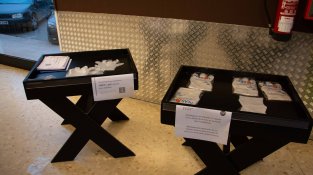 Es recomana fer servir guants i mascaretes per anar a comprar
