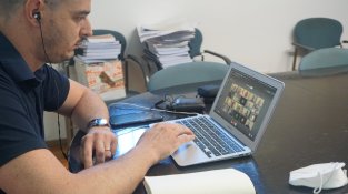 El regidor Joan Casabó, seguint telemàticament el  ple d'aquest vespre