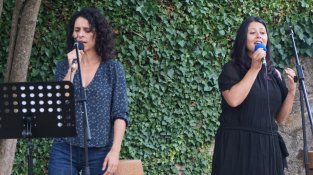 Mireia Vallès fent duet amb Anna Pérez