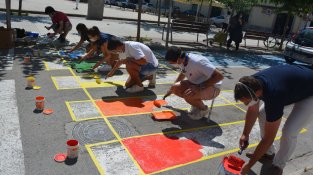 Pinten passos de vianants per reivindicar els drets del col·lectiu LGBTI