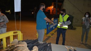 Neteja de mans a l'entrada al recinte de la concentració