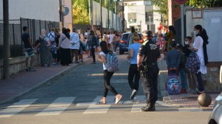 Control de circulació a les entrades a l'escola Puig d'Aqrues