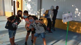 Alumnes de La Salle, esperant abans d'entrar a classes