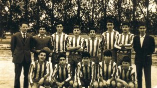 Lluís Poaté, en un equip de la UD Cassà de fa prop de cinquanta anys. Es el segon dret, per la dreta.
