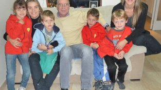 En Lluís Poaté, amb les filles i nets