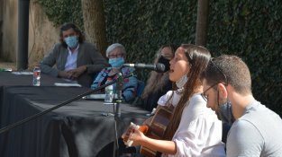 Gemma Gonzalez ha posat la part musical a l 'acte celebrat al pati de Can Trinxeria