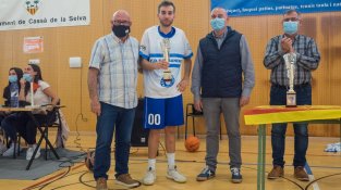 L'alcalde de Cassà, el president del Foment i Xevi Carrera lliurant el trofeu de subcampió al capità del Foment