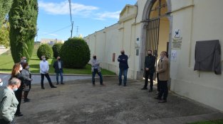 Memòria Democràtica recorda al soldat desconegut amb una placa al cementiri de Cassà 
