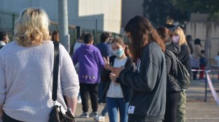 Més de dos-cents escolars es fan les proves PCR