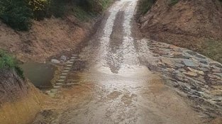 La intensitat de les pluges ha fet tallar alguns camins de pagès 