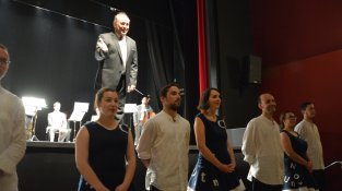 Jordi Molina, agraint l'aplaudiment del  públic i celebrant haver pogut tornar a actuar