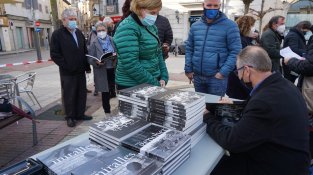 L'autor ha signat nombrosos exemplars als cassanencs i cassanenques que han adquirit el libre