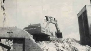 imatge de l'enderrocament de l'antic hospital, el 1991, on es pot veure la portalada