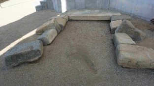 Les pedres de l'antiga portalada, al pati de Can Nadal