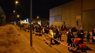 La gent ha fet cues ordenades per poder anar a veure el campament reial