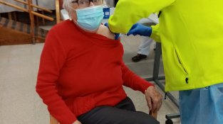 Les primeres vacunacions de Cassà, a la Residència Geriàtrica