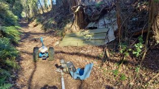 Un camí de les Gavarres, convertit en abocador