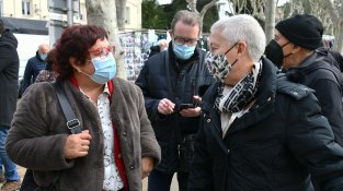 Dolors Bassa fa campanya per ERC al mercat de Cassà