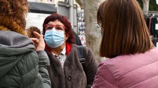 Dolors Bassa fa campanya per ERC al mercat de Cassà