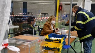 Els vots de correu van arribant als col·legis