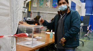 Es constitueixen totes les meses de Cassà i comencen les votacions a la nau polivalent