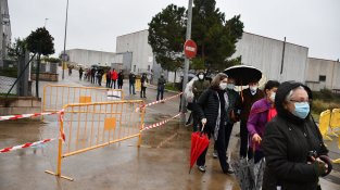 Cues a primera hora al pavelló polivalent