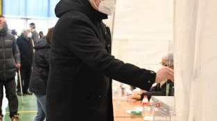 El vicepresident de la Diputació de Girona, Pau Presas, votant a Cassà