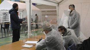 Un dels darrers votants
