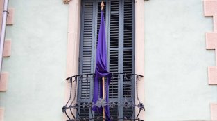 Bandera lila al balcó de Can Nadal