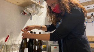 La Fundació ICSuro i AECORK entreguen la 5a beca del Màster en Begudes Fermentades a l’estudiant de la URV Anna Cubo
