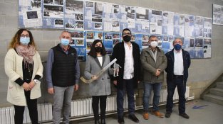 Autoritats locals i membres del Foment, amb la guardonada