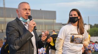 L'alcalde de Cassà, Robert Mundet, amb la jugadora