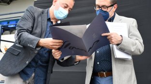 L'alcalde, lliurant un record al pregoner