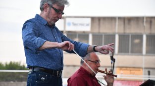 Antoni Mas, dirigint la cobla de 45 músics