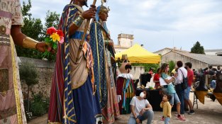 Gegants i capgrossos al pati de Can Trinxeria