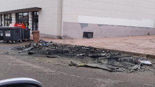 Contenidors cremats a l'aprcament del Caprabo