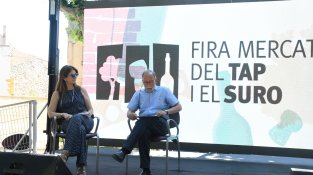 Daniela Jubert i Eduard Mestres, presentant el Descobrim sobre la indústria surera