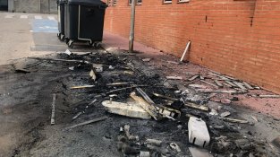 La nit de Sant Joan cremen uns contenidors al costat de la Residència Geriàtrica