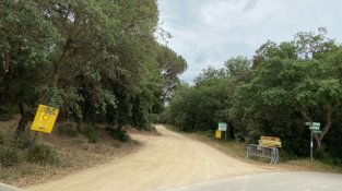 Els cartells i tanques que anuncien les restriccions d'accés a can Vilallonga