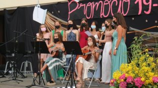 Alumnes de Batxillerat de l'Institut de Cassà, durant la festa de Graduació