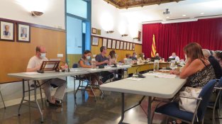 Els plens han tornat a Can Nadal després de 15 mesos de sessions telemàtiques, amb més espai entre cada regidor