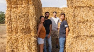 L'equip de la intervenció, amb la cassanenca Maria Clara Riera