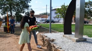 Ofrena floral al monument a Josep Dalmàs