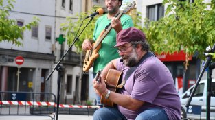 Llibres, fotografies, gegants i música... al matí del dissabte de Santa Tecla