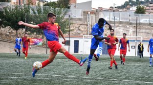 Yaya Suso ha provat fortuna amb aquest xut que ha estat la primera ocasió del Cassà